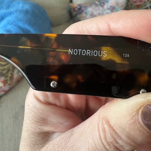Quay, Australia, sunglasses new without tags in tortoiseshell NOTORIOUS model - Picture 4 of 5